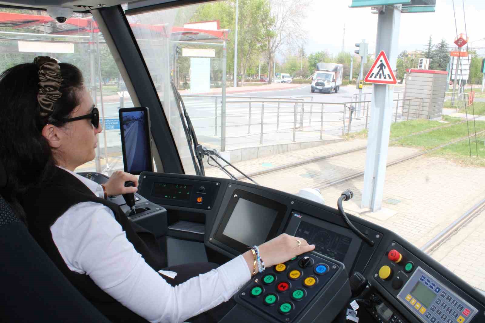 80 tonluk tramvaya kadın eli değdi
