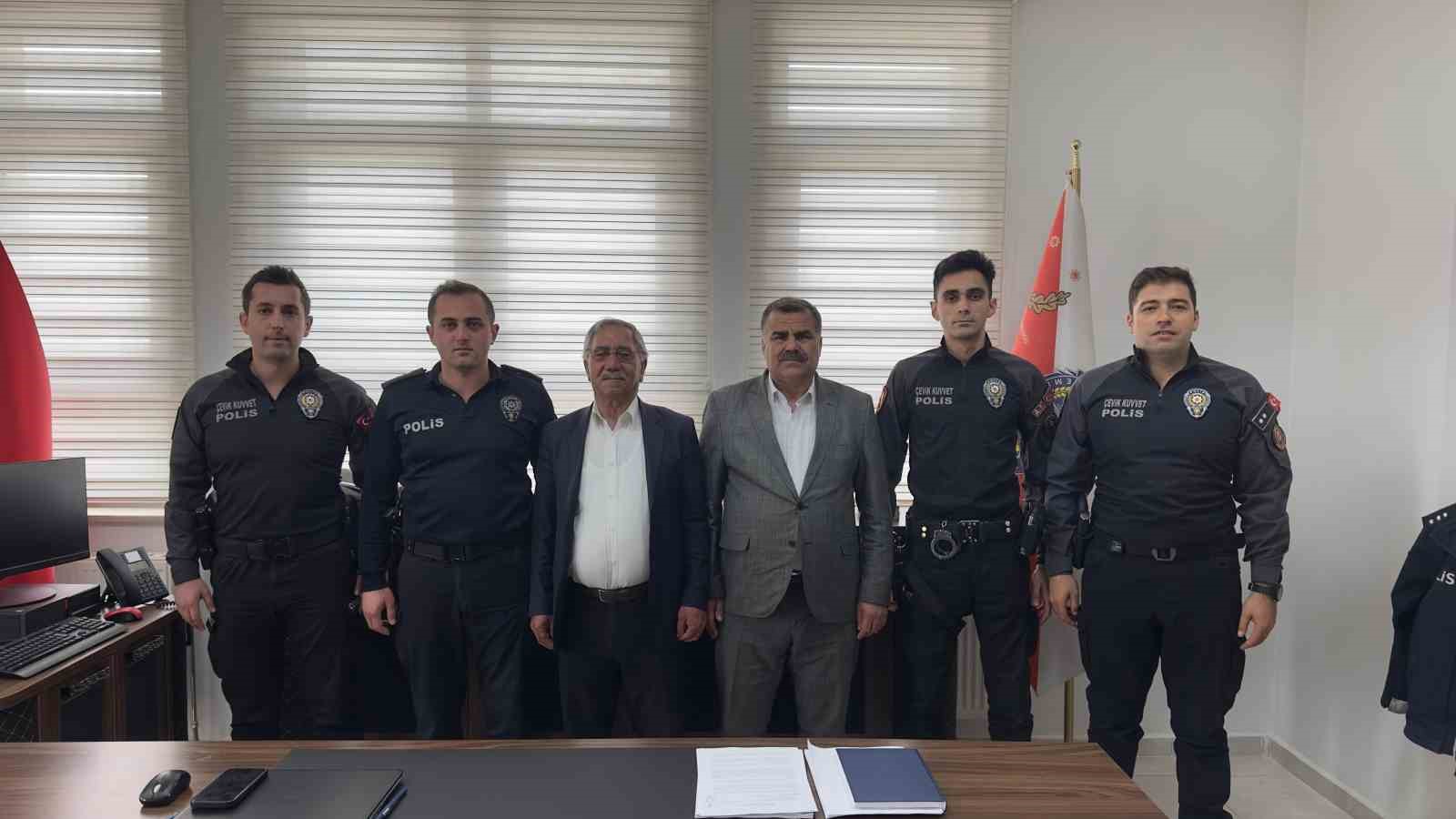 Bulanık’ta devriye atarken hayat kurtaran polislere teşekkür ziyareti