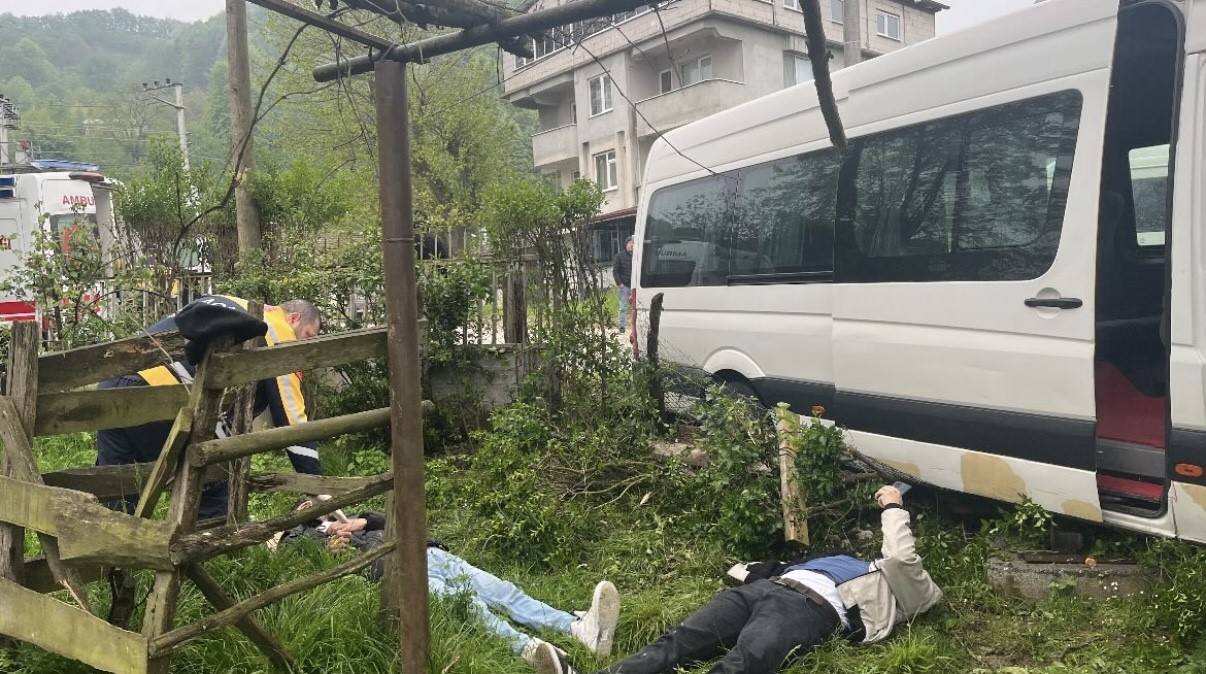 Düzce’de işçi servisi ağaca çarptı, 8 kişi yaralandı
