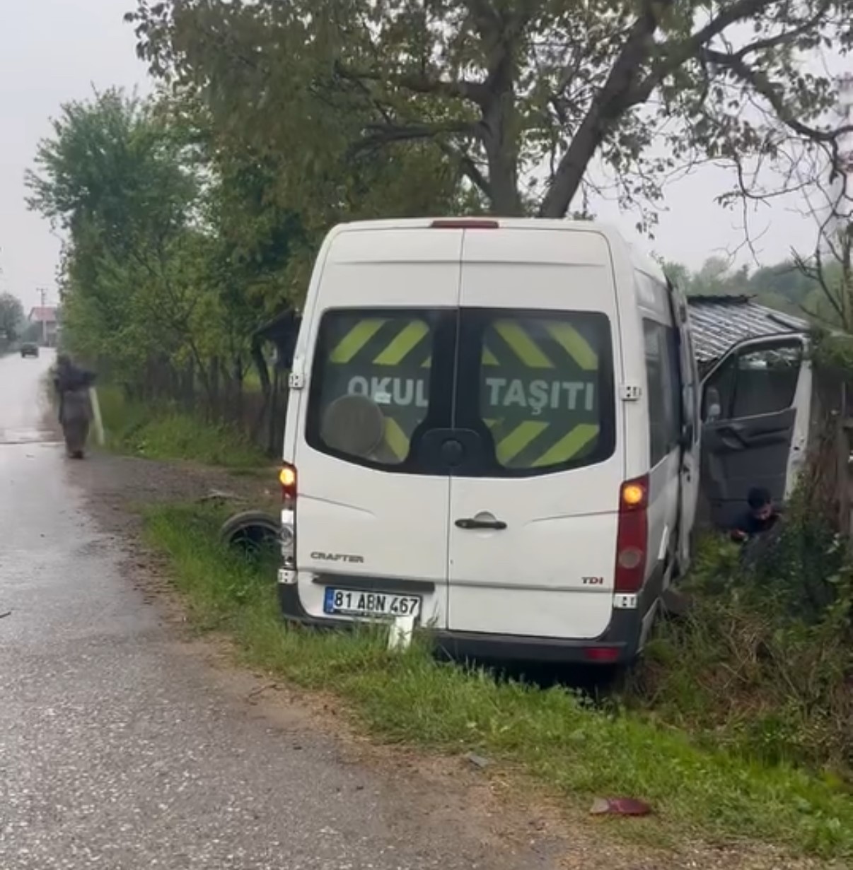 Düzce’de işçi servisi ağaca çarptı, 8 kişi yaralandı
