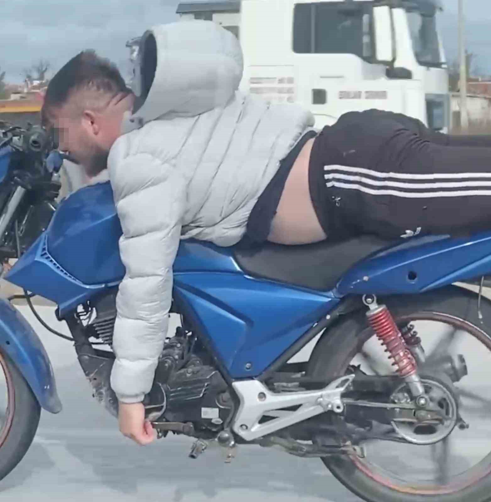 Motosiklet s&uuml;r&uuml;c&uuml;s&uuml; trafik kurallarına meydan okudu
