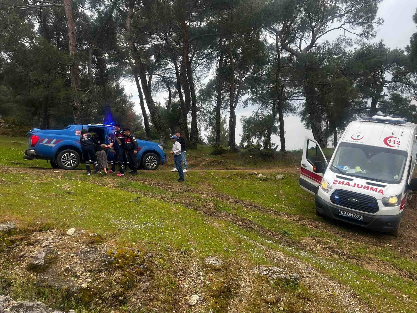 Çamura saplanan ambulansı jandarma kurtardı

