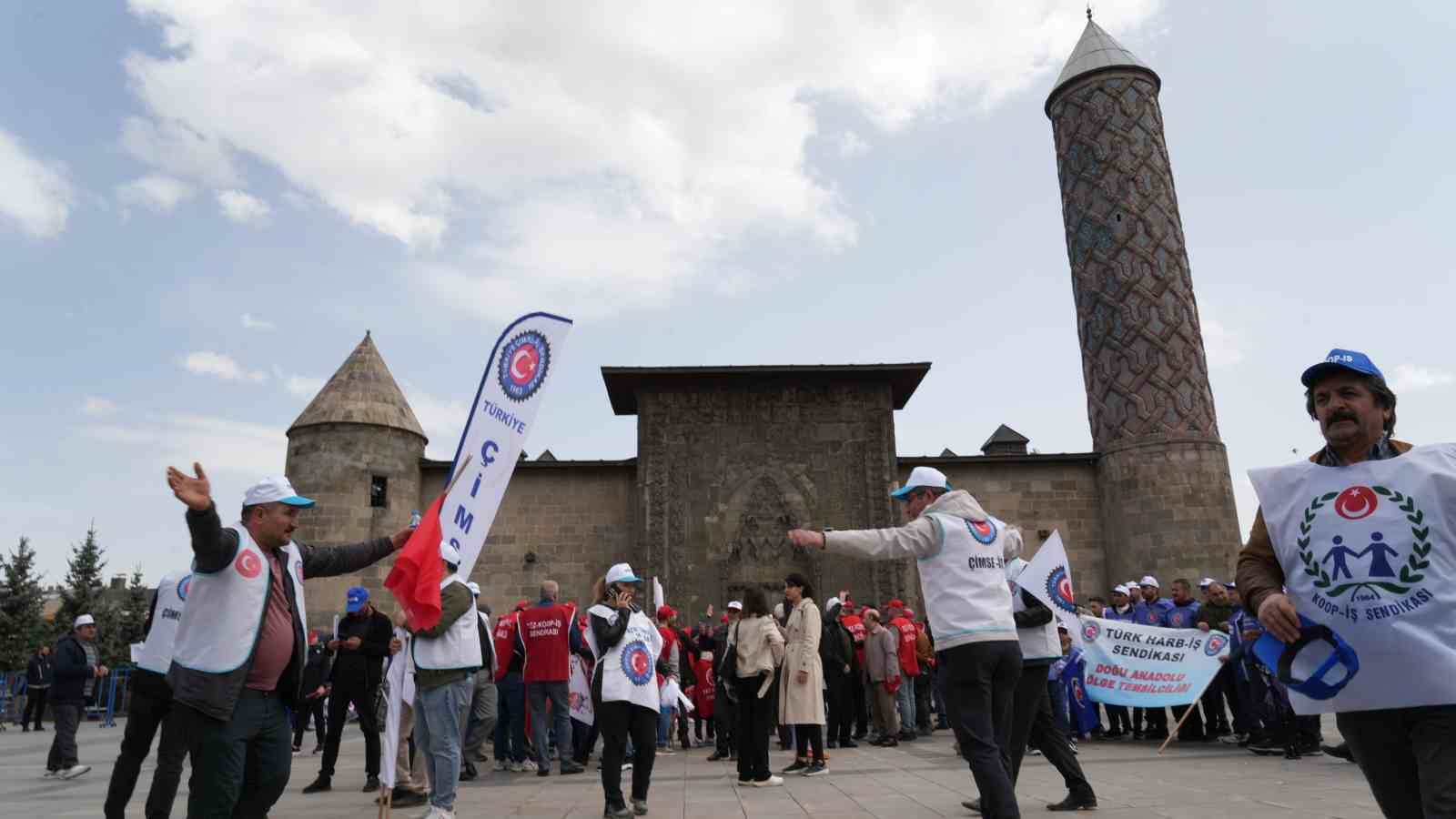 Erzurum’da 1 Mayıs’ın kutlama adresi Yakutiye Kent Meydanı oldu