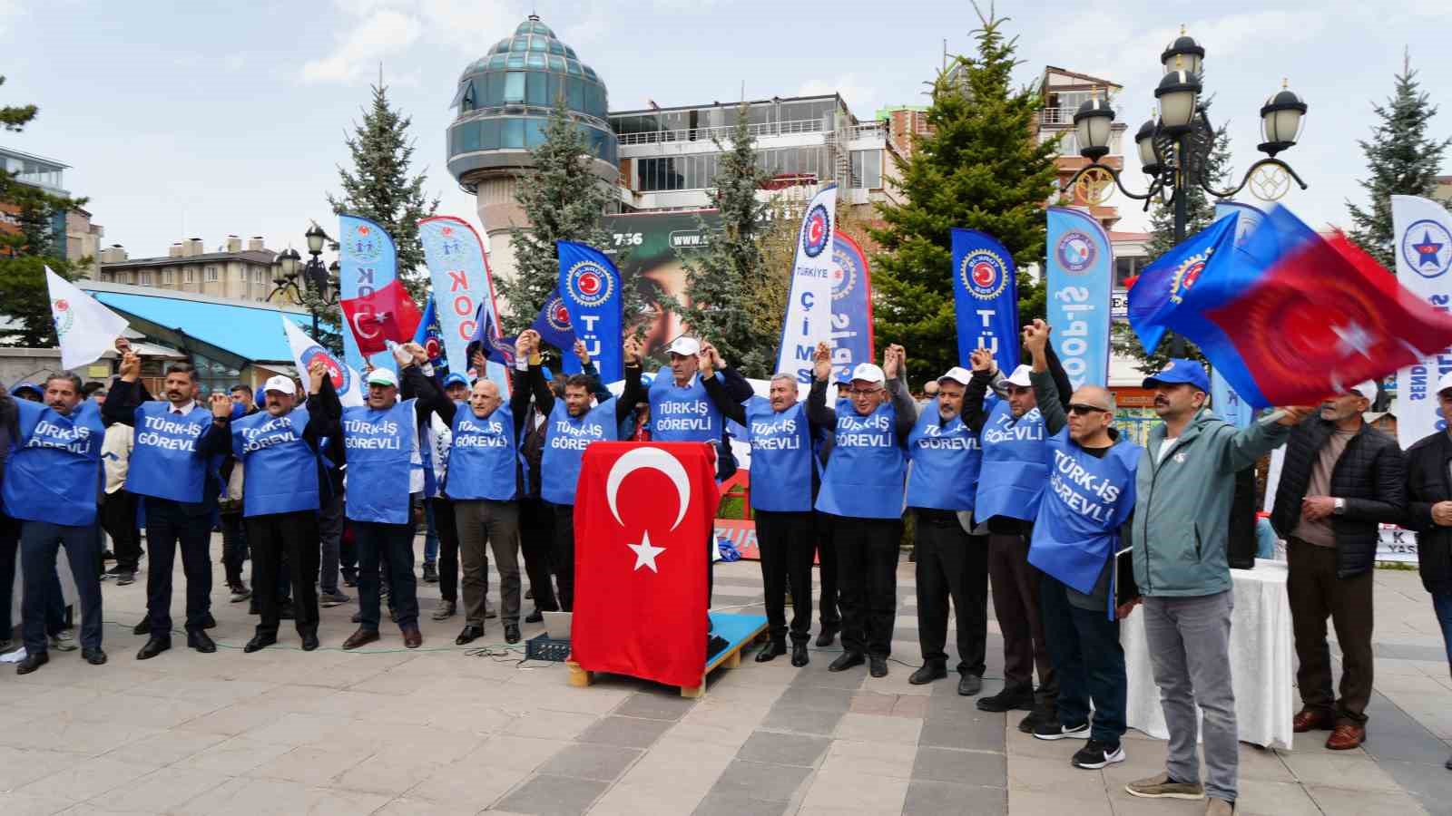 Erzurum’da 1 Mayıs’ın kutlama adresi Yakutiye Kent Meydanı oldu
