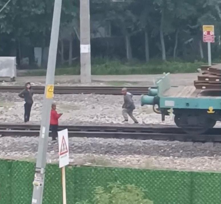 Çocukların tren vagonunda tehlikeli oyunu kamerada
