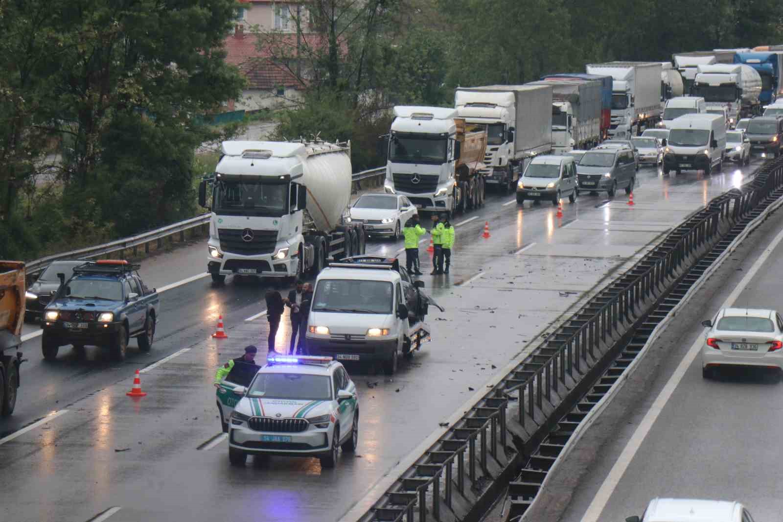 Sakarya'da Anadolu Otoyolu'nda 4 saat içinde 7 farklı kaza oluştu - İhlas Haber Ajansı
