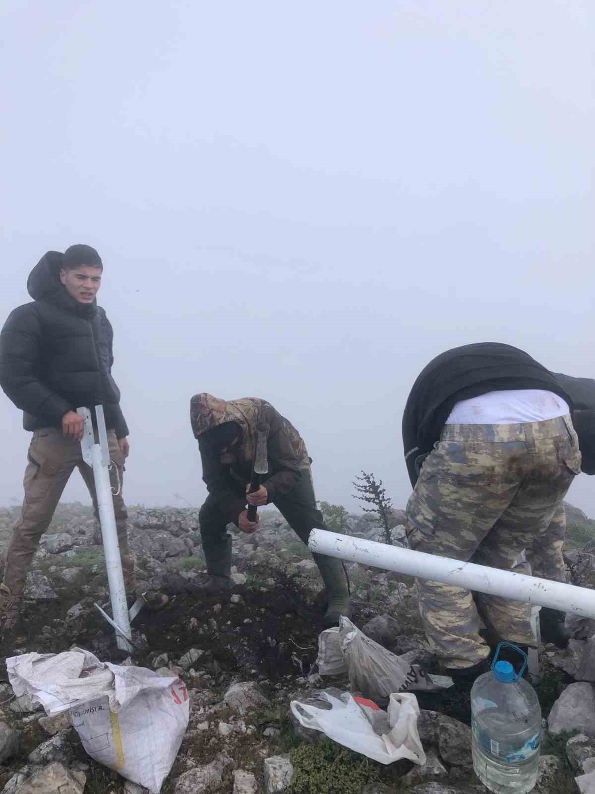 Soma’nın zirvesinde Türk bayrağını dalgalandırdılar