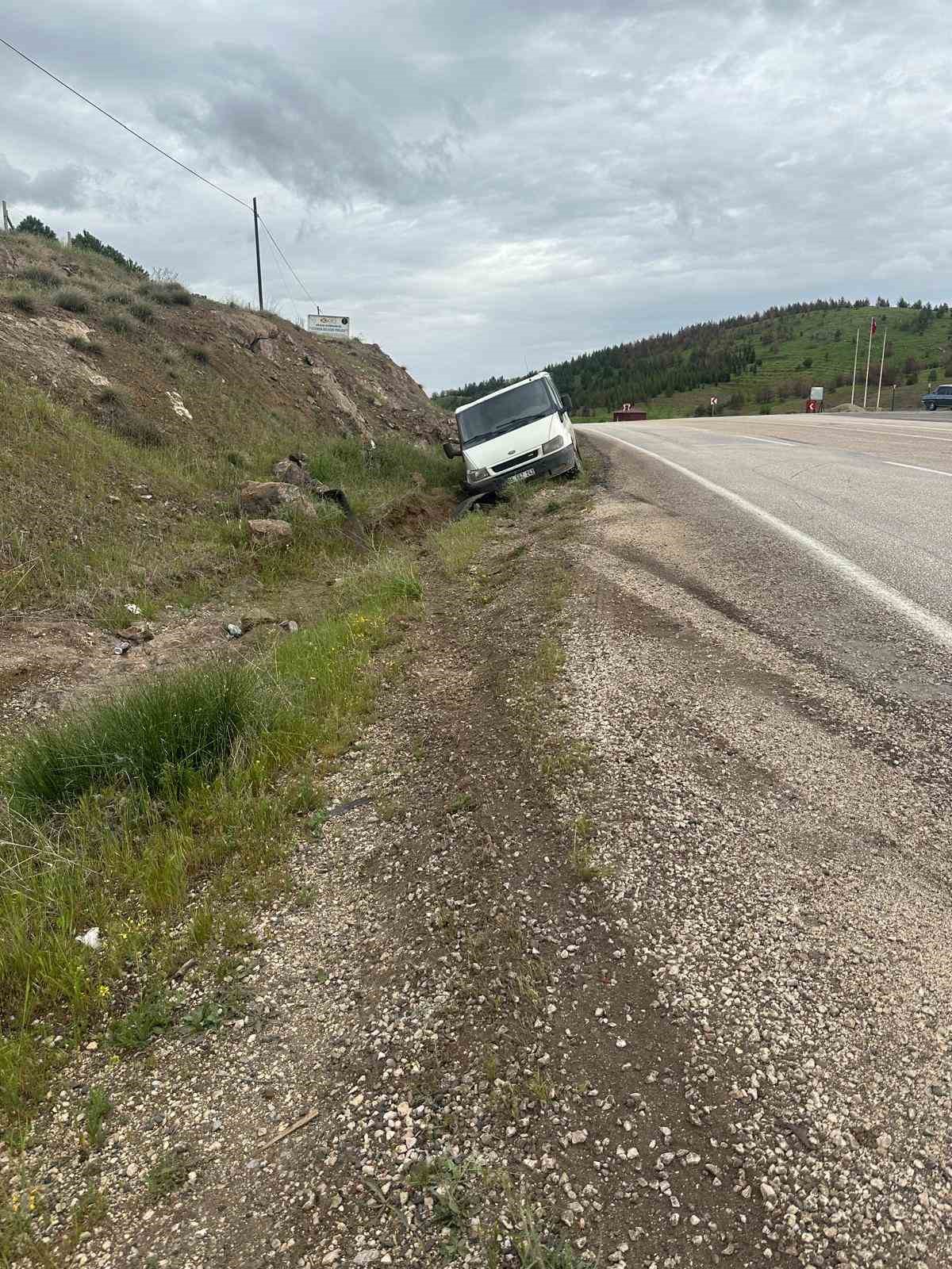 Gölbaşı’ndan minibüs şarampole savruldu: 3 yaralı
