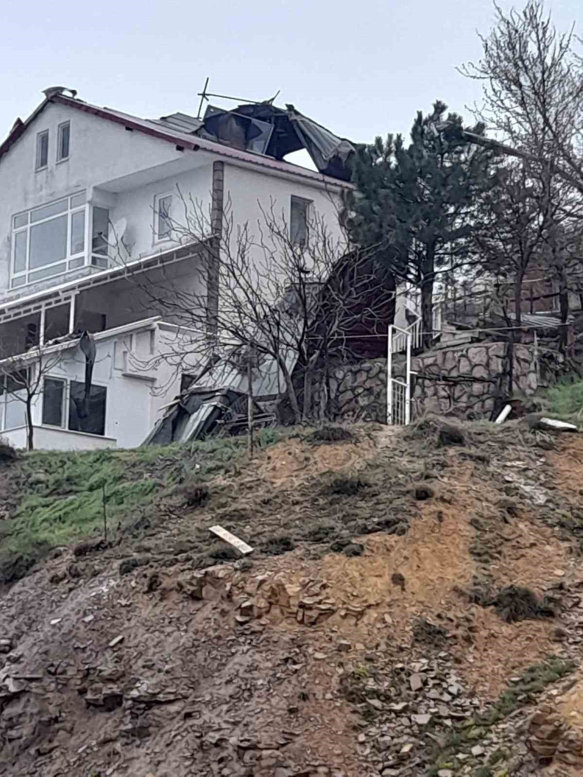 Tunceli’de fırtına etkili oldu, çatılar uçtu, ulaşımda aksamalar yaşanıyor
