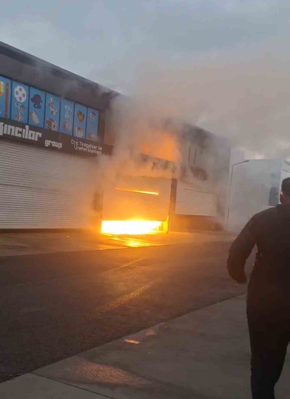 Diyarbakır’da kepenk tamiri sırasında çıkan kıvılcımla 4 dükkan yandı
