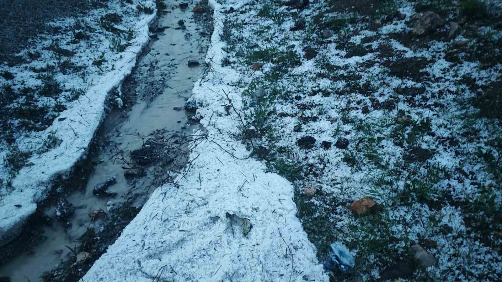 Yozgat’ta dolu yağışı yüksek kesimleri beyaza bürüdü
