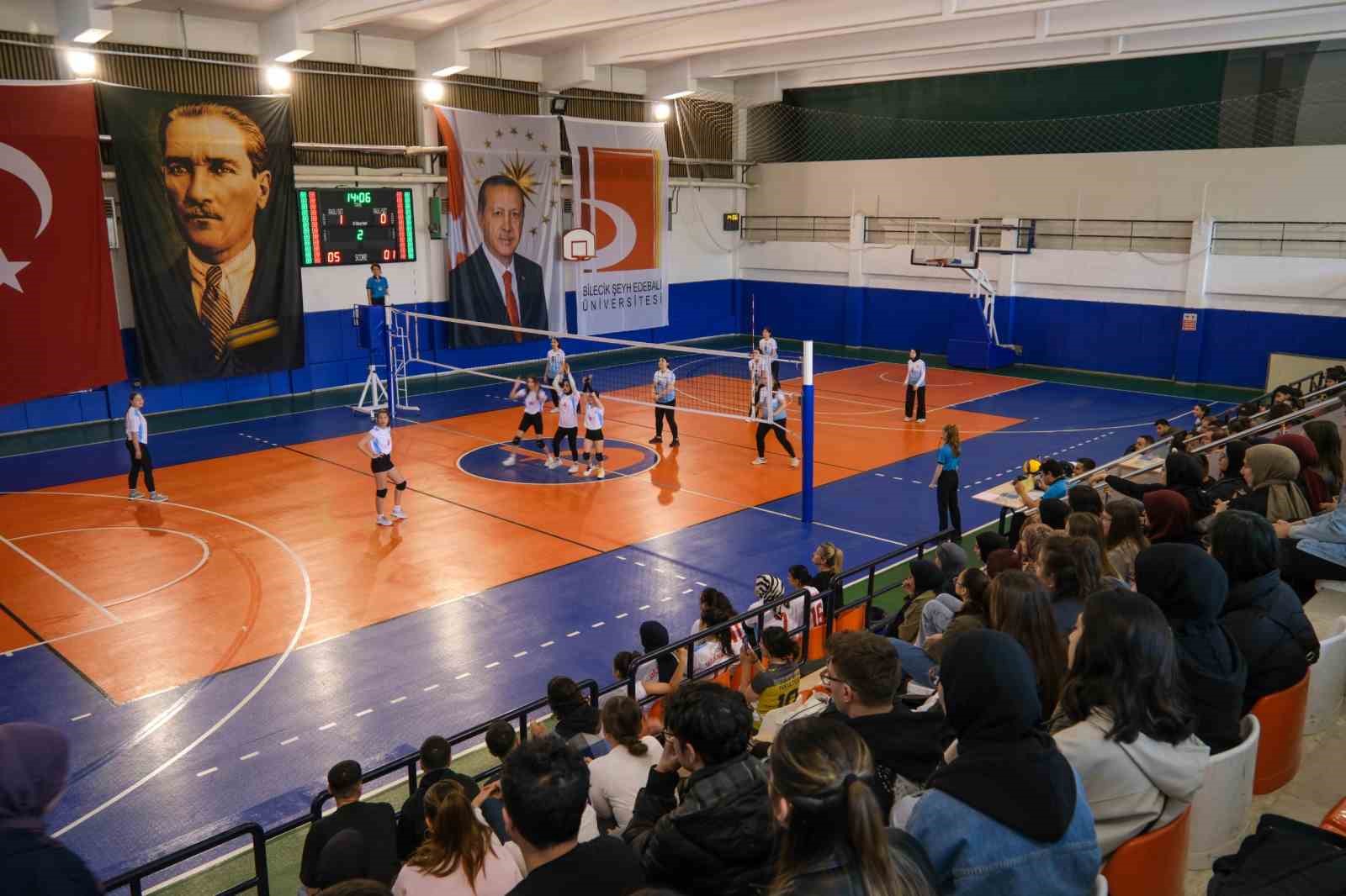 Voleybol Turnuvası &ouml;ğrencilerden yoğun ilgi g&ouml;rd&uuml;
