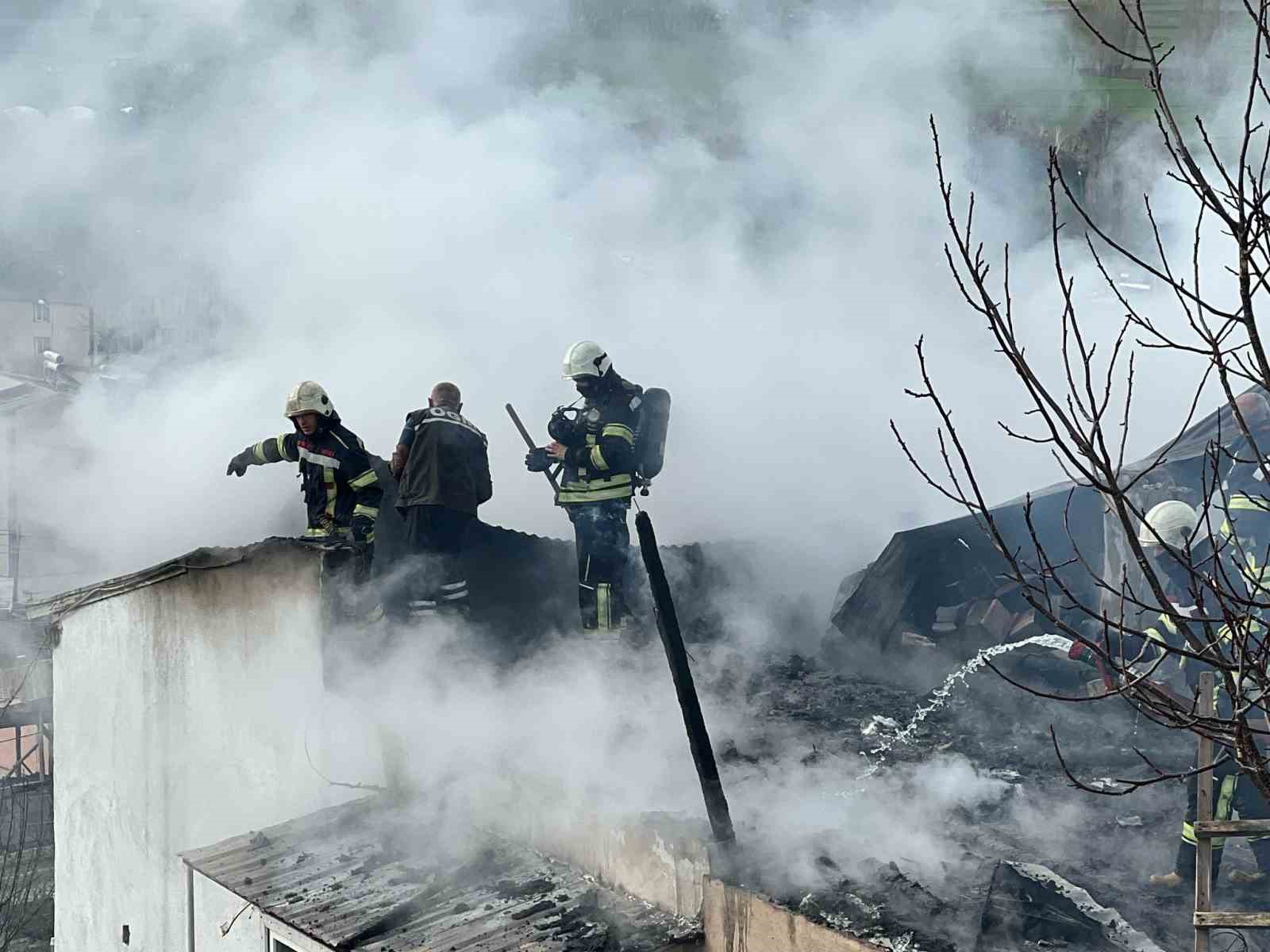 Erzurum’da korkutan çatı  yangın