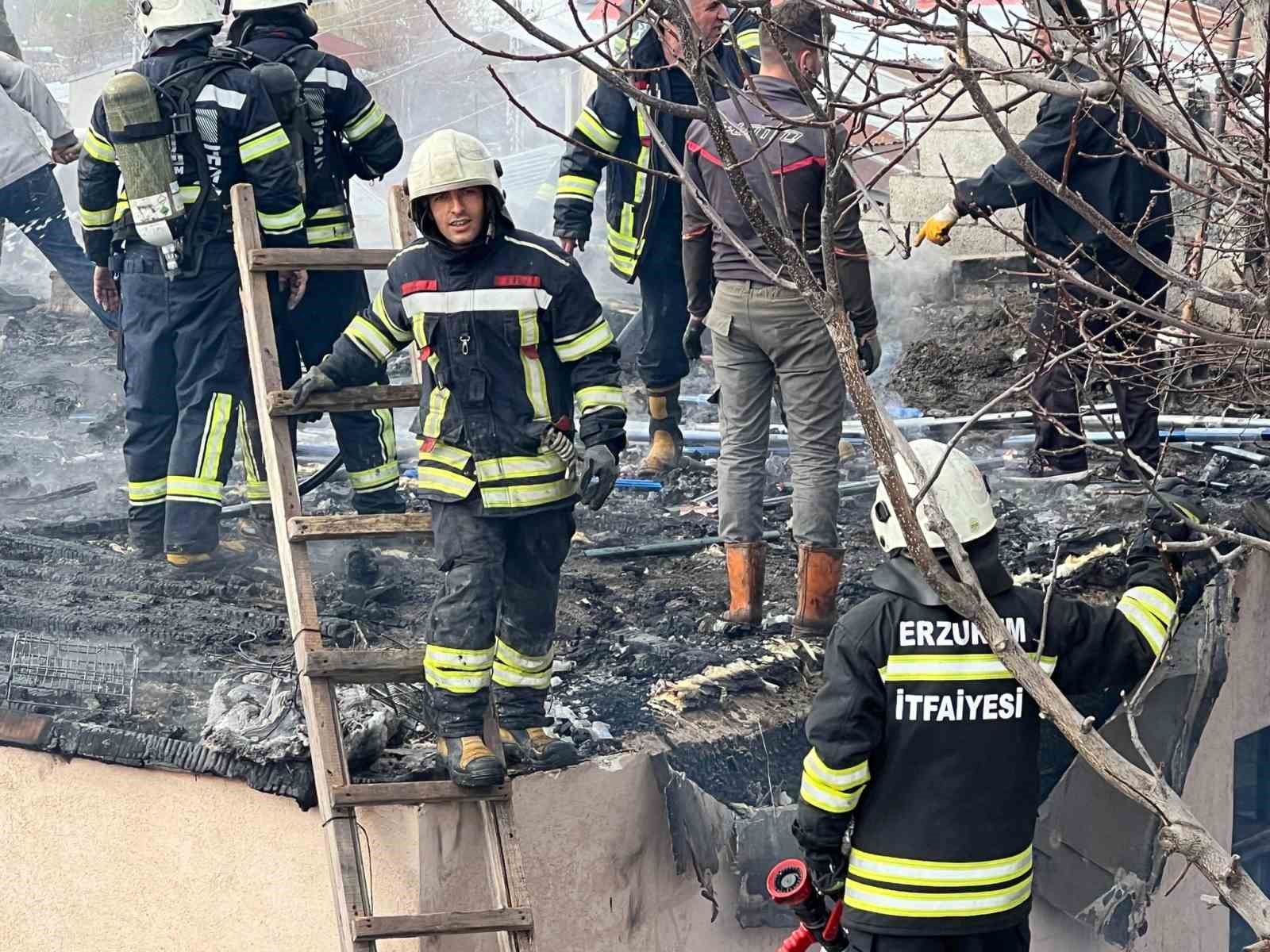 Erzurum&rsquo;da korkutan &ccedil;atı  yangın
