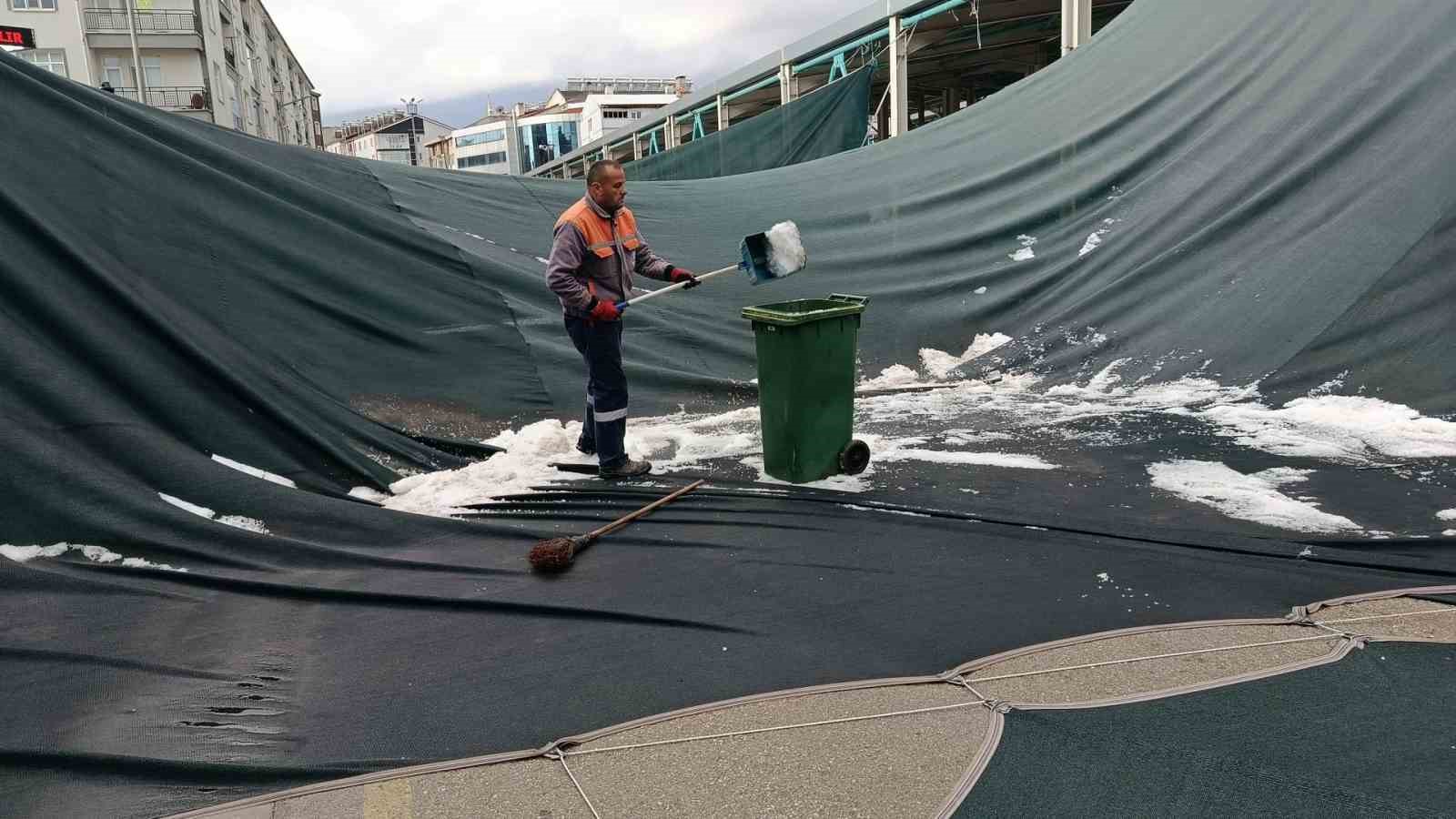 Konya’da dolu yağışı, yol ve açık alanlar beyaza büründü