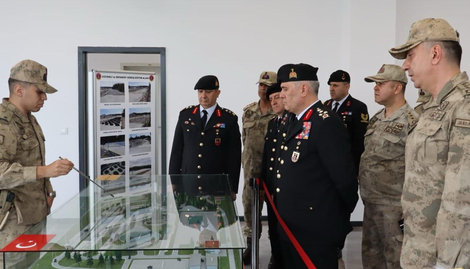 Jandarma Genel Komutanı Orgeneral Ali &Ccedil;ardak&ccedil;ı, Ertuğrul Gazi T&uuml;rbesi&rsquo;nde dua etti
