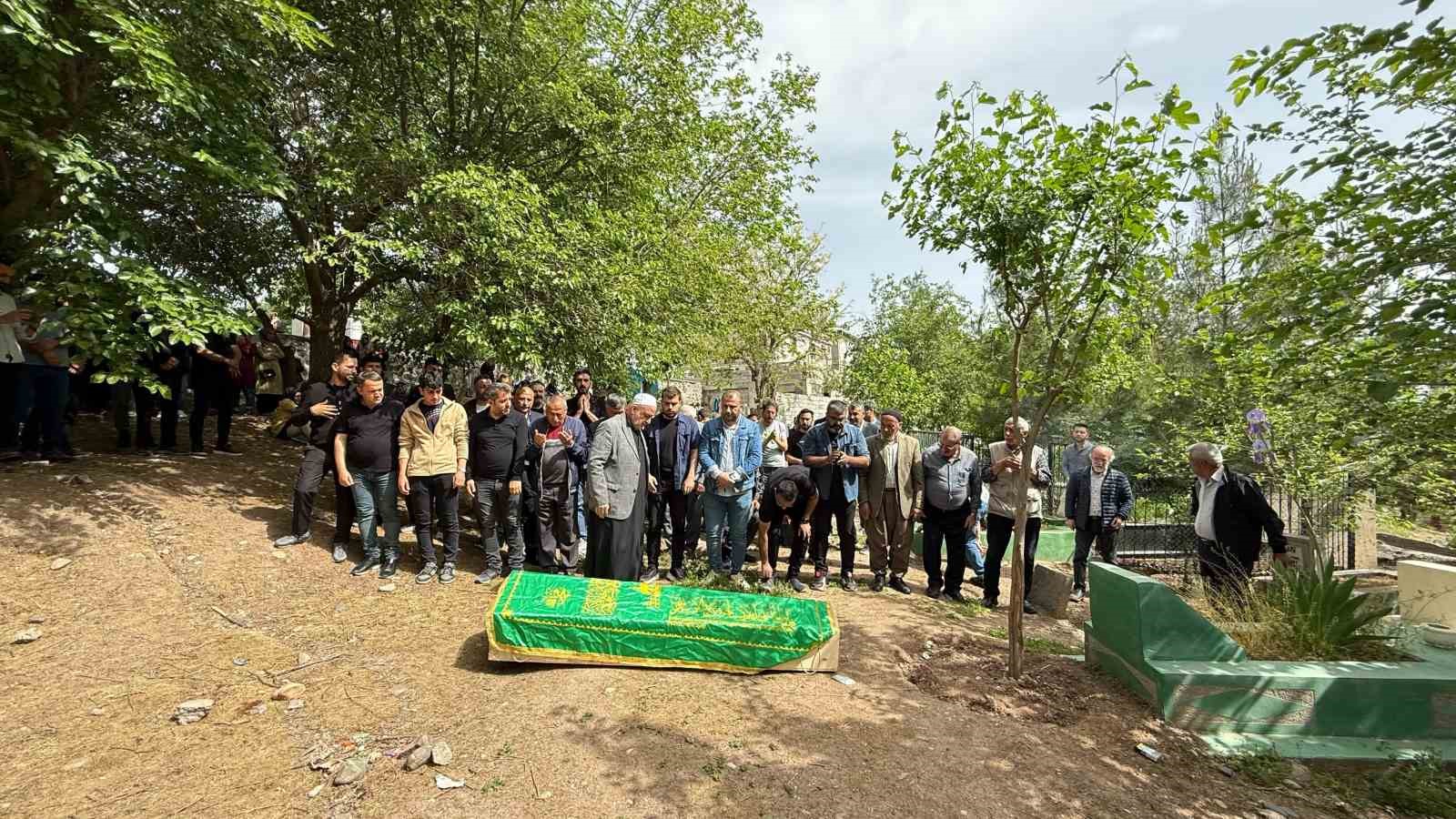 Gazeteci &Uuml;mit &Ouml;zdal son yolculuğuna uğurlandı
