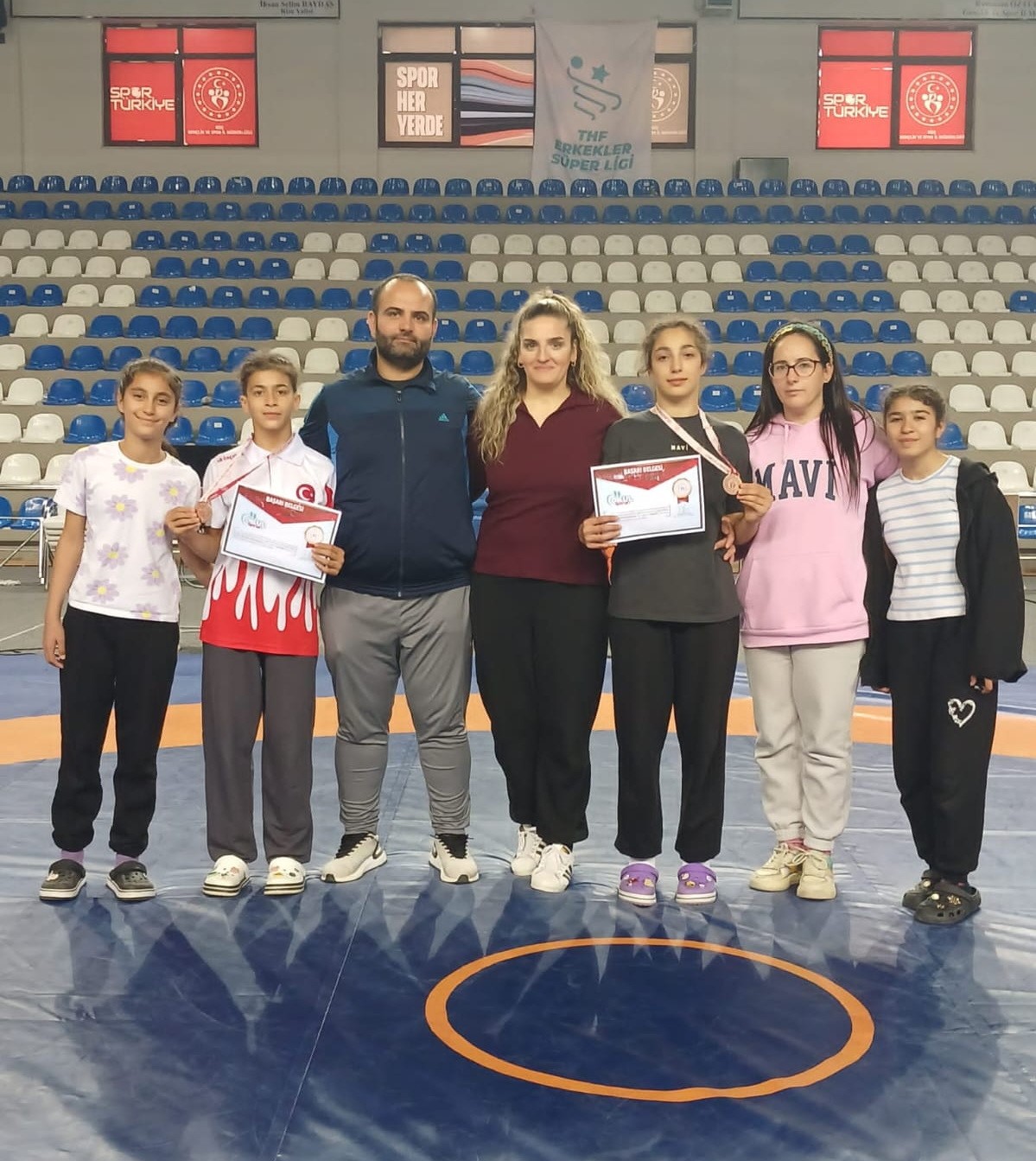 Salihlili güreşçiler, Rize’den madalyalarla döndü