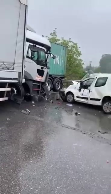 Anadolu Otoyolu&rsquo;nda yağmur ile kazalar peş peşe geldi: Her iki istikamette de trafik aksadı
