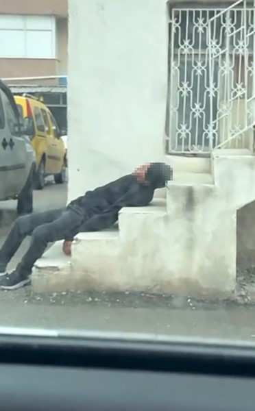 Uyuşturucu bağımlısı merdivenlerde sızıp kaldı