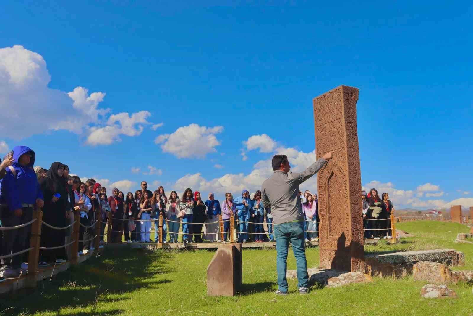 Bursa’dan gelen kız öğrenciler Ahlat’ın tarihi mekanlarını gezdi