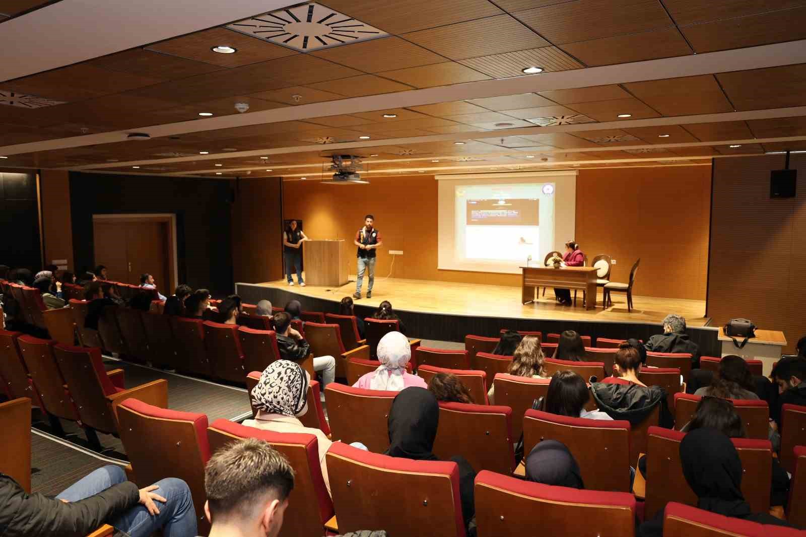 &Ouml;ğrencilere siber su&ccedil;lar anlatıldı
