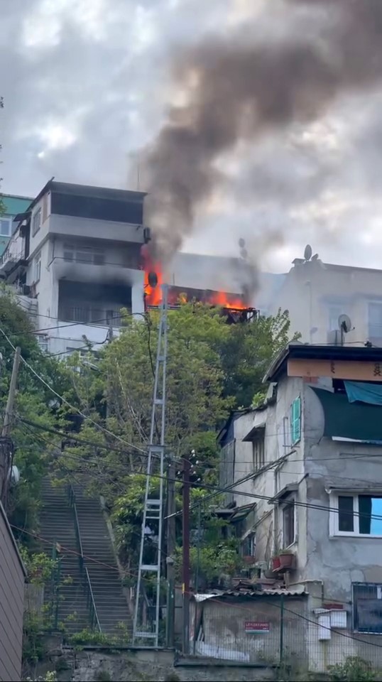 Ortaköy’de ahşap bina alevlere teslim oldu