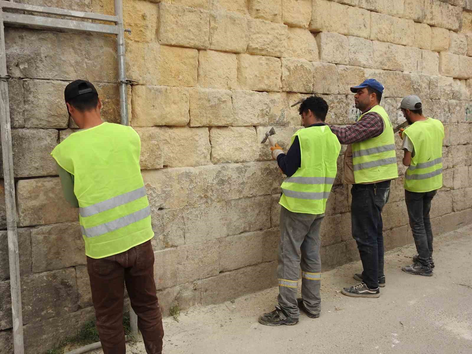 Gaziantep’te taş ustaları 1 Mayıs’ta da ekmeklerini taştan çıkartıyor