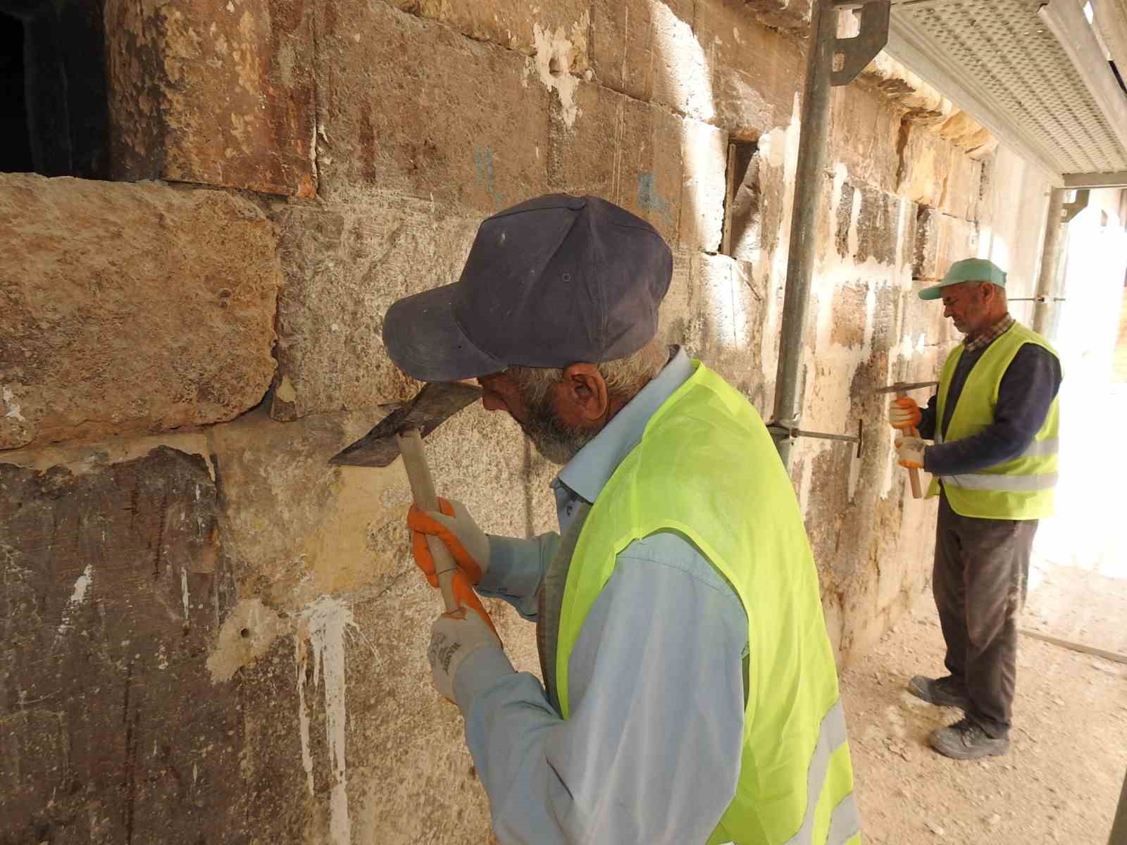 Gaziantep’te taş ustaları 1 Mayıs’ta da ekmeklerini taştan çıkartıyor