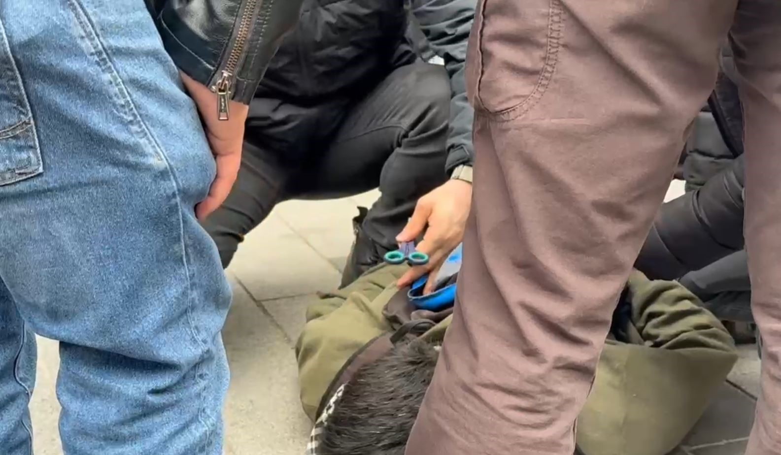 İzinsiz yürümek isteyen gruba polis müdahalesi, göstericinin çantasından makas çıktı: "Burun kıllarımı alıyorum"