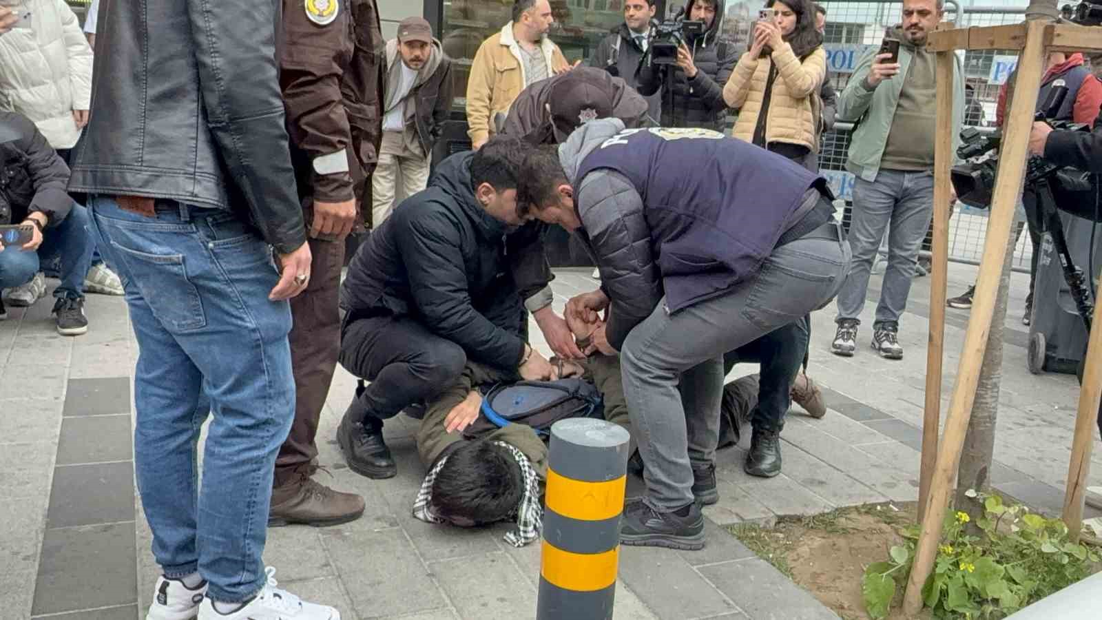 İzinsiz yürümek isteyen gruba polis müdahalesi, göstericinin çantasından makas çıktı: "Burun kıllarımı alıyorum"