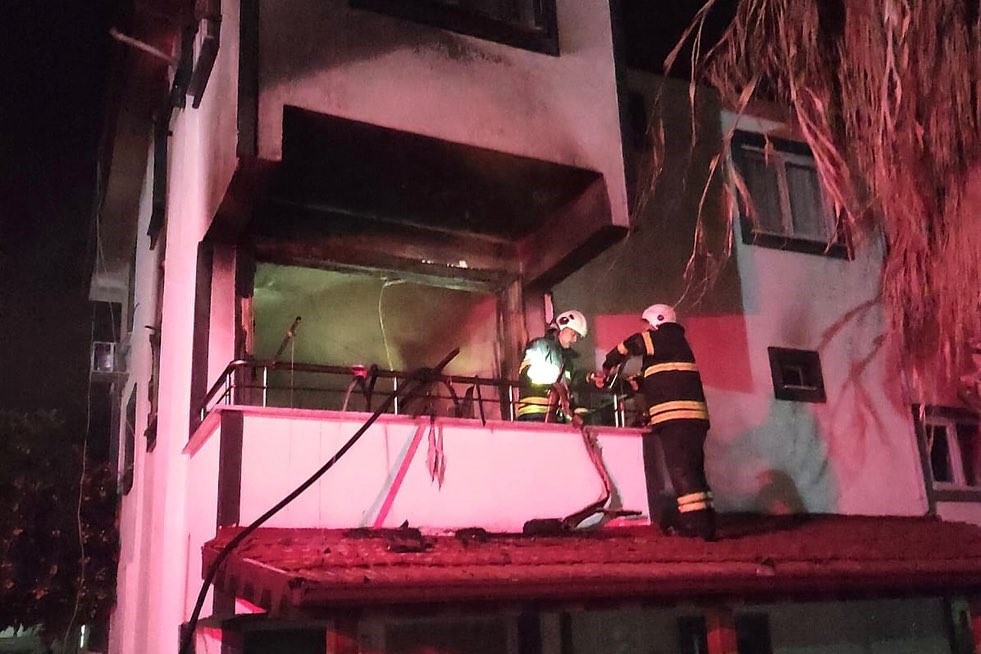 Arsuz’da ev alevlere teslim oldu