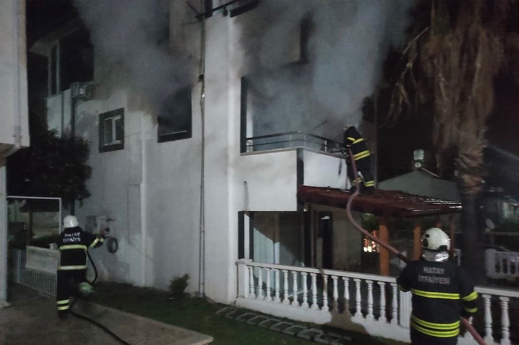 Arsuz&rsquo;da ev alevlere teslim oldu
