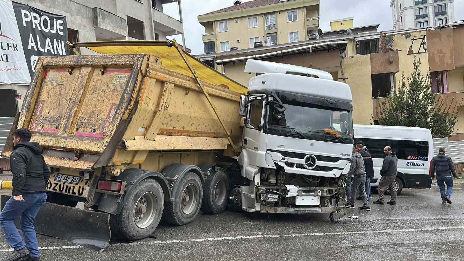 Pendik’te kontrolden çıkan hafriyat kamyonu dehşet saçtı