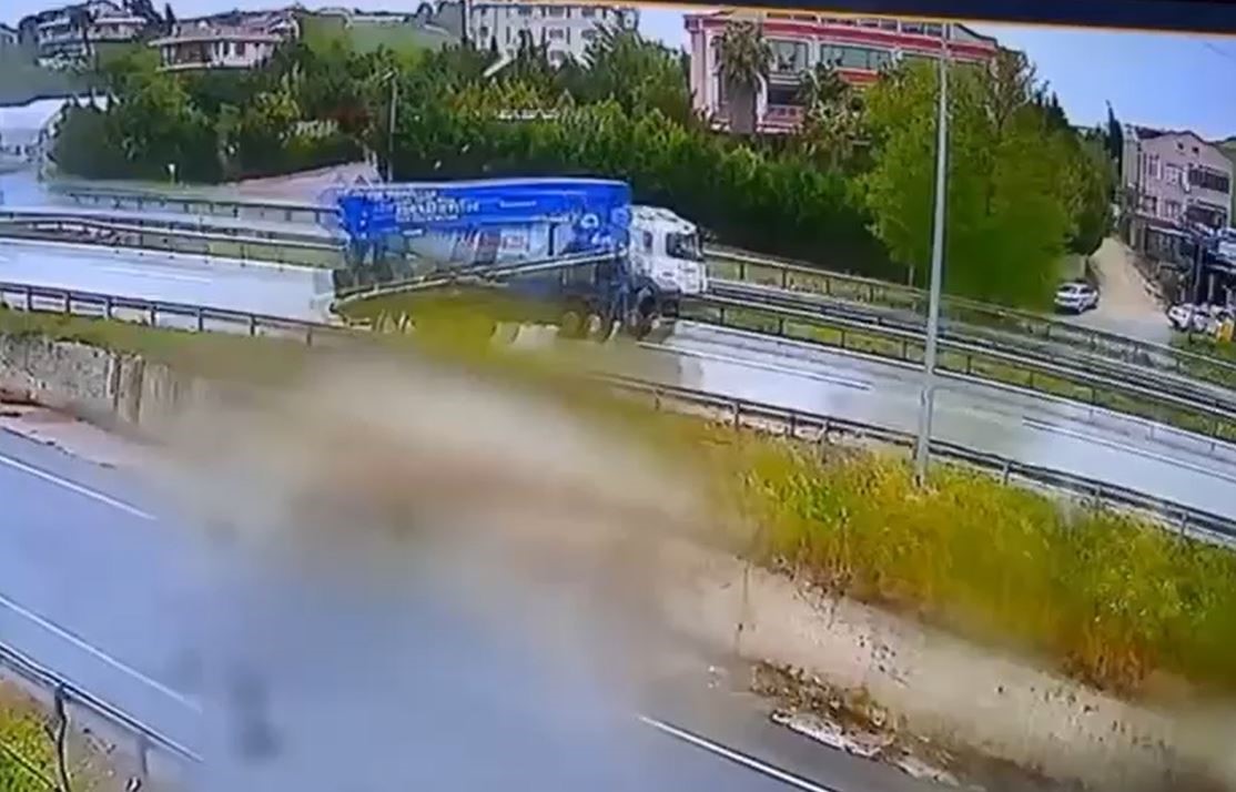 E-5 Karayolunda kayganlaşan yolda 3 kamyon kaydı facianın eşiğinden dönüldü
