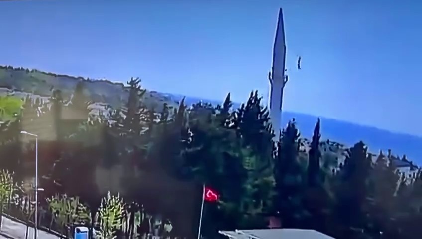 Büyükçekmece’de depremin ardından caminin aleminin düştüğü anlar kamerada