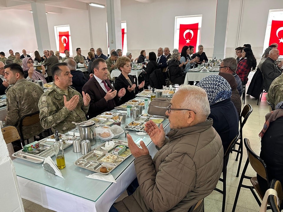 Burhaniye’de Kaymakam Memiş,  Şehit ve Gazi aileleri için düzenlenen yemeğe katıldı