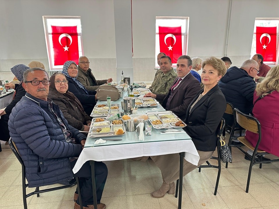 Burhaniye&rsquo;de Kaymakam Memiş,  Şehit ve Gazi aileleri i&ccedil;in d&uuml;zenlenen yemeğe katıldı
