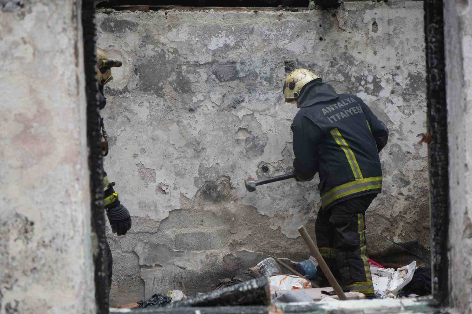 Antalya&rsquo;da metruk binada korkutan yangın
