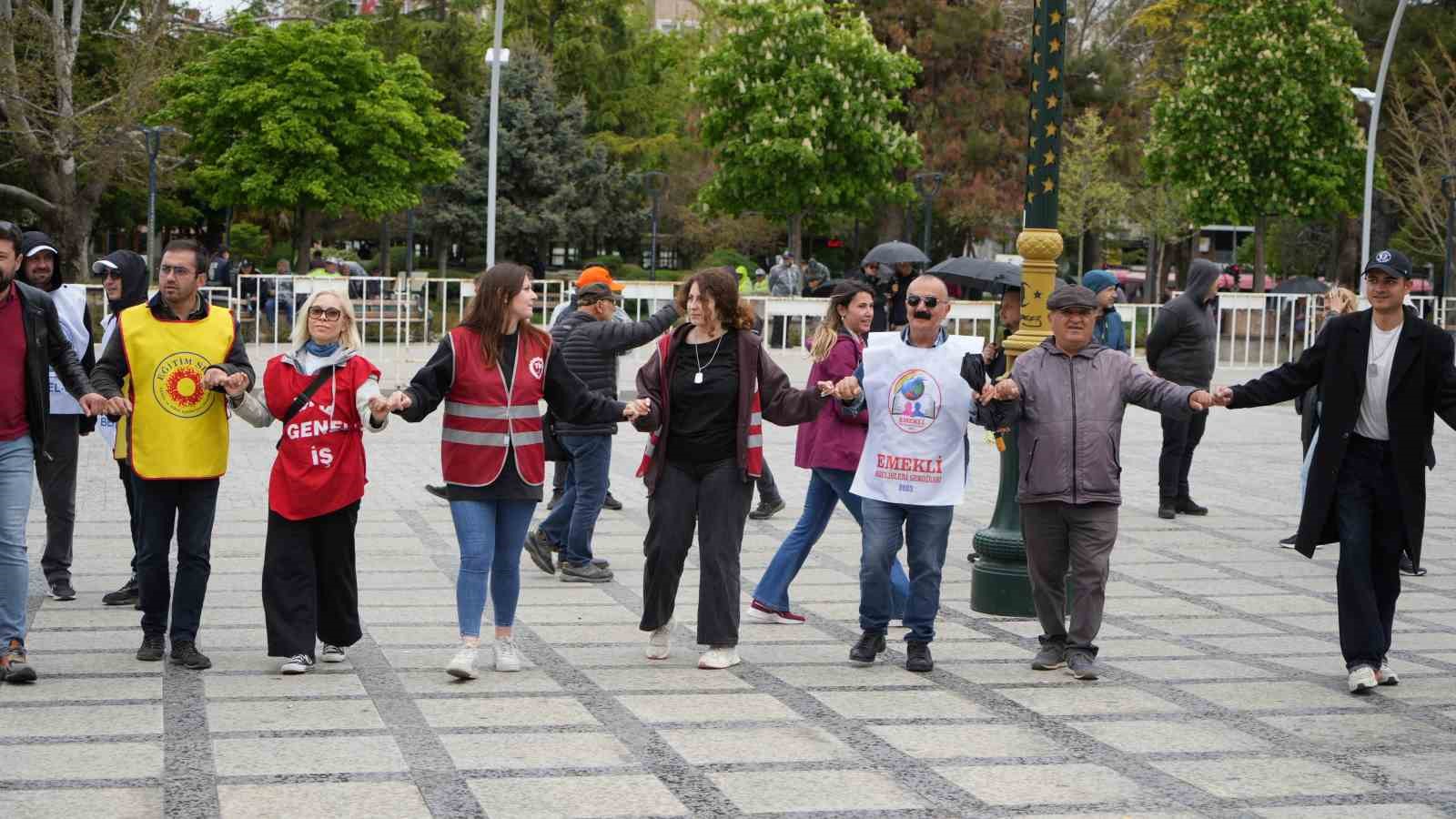 Burdur&rsquo;da 1 Mayıs Emek ve Dayanışma G&uuml;n&uuml; y&uuml;r&uuml;y&uuml;ş ve halaylarla kutlandı

