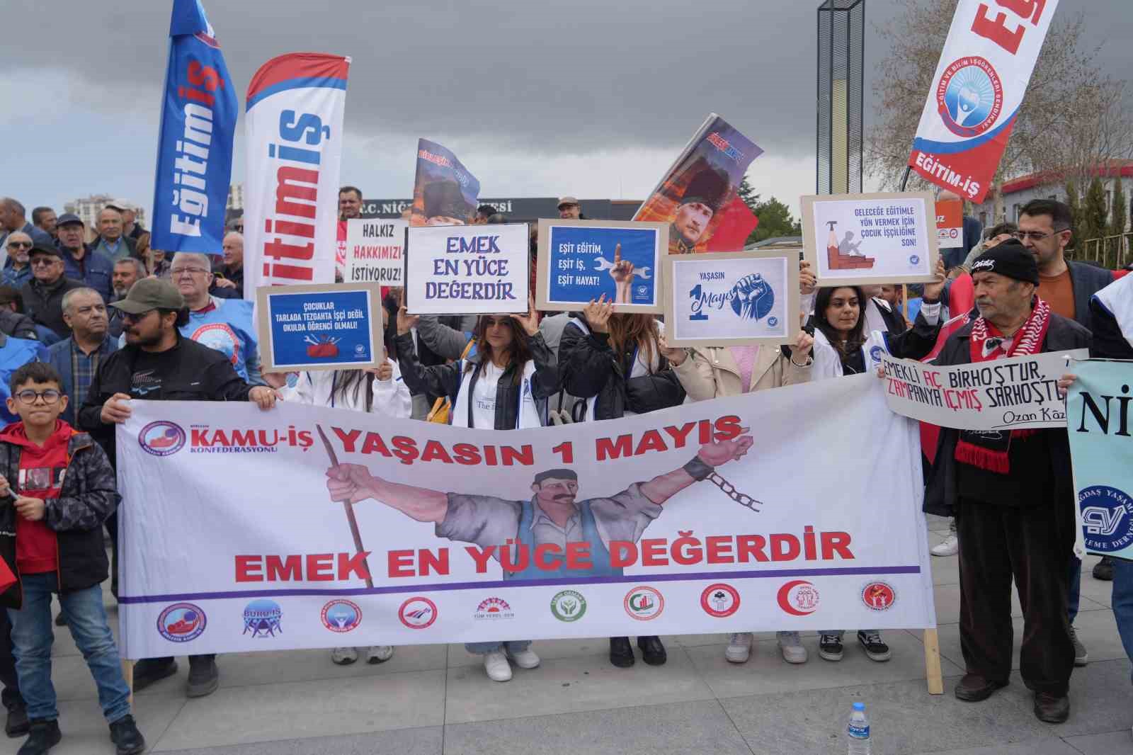 Niğde’de 1 Mayıs’ı halaylar çekerek kutladılar