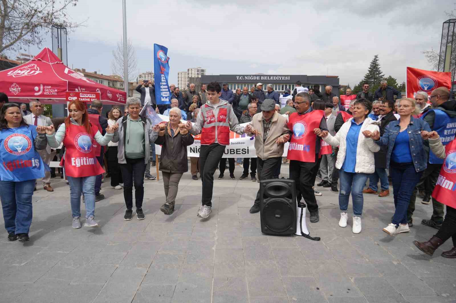 Niğde’de 1 Mayıs’ı halaylar çekerek kutladılar
