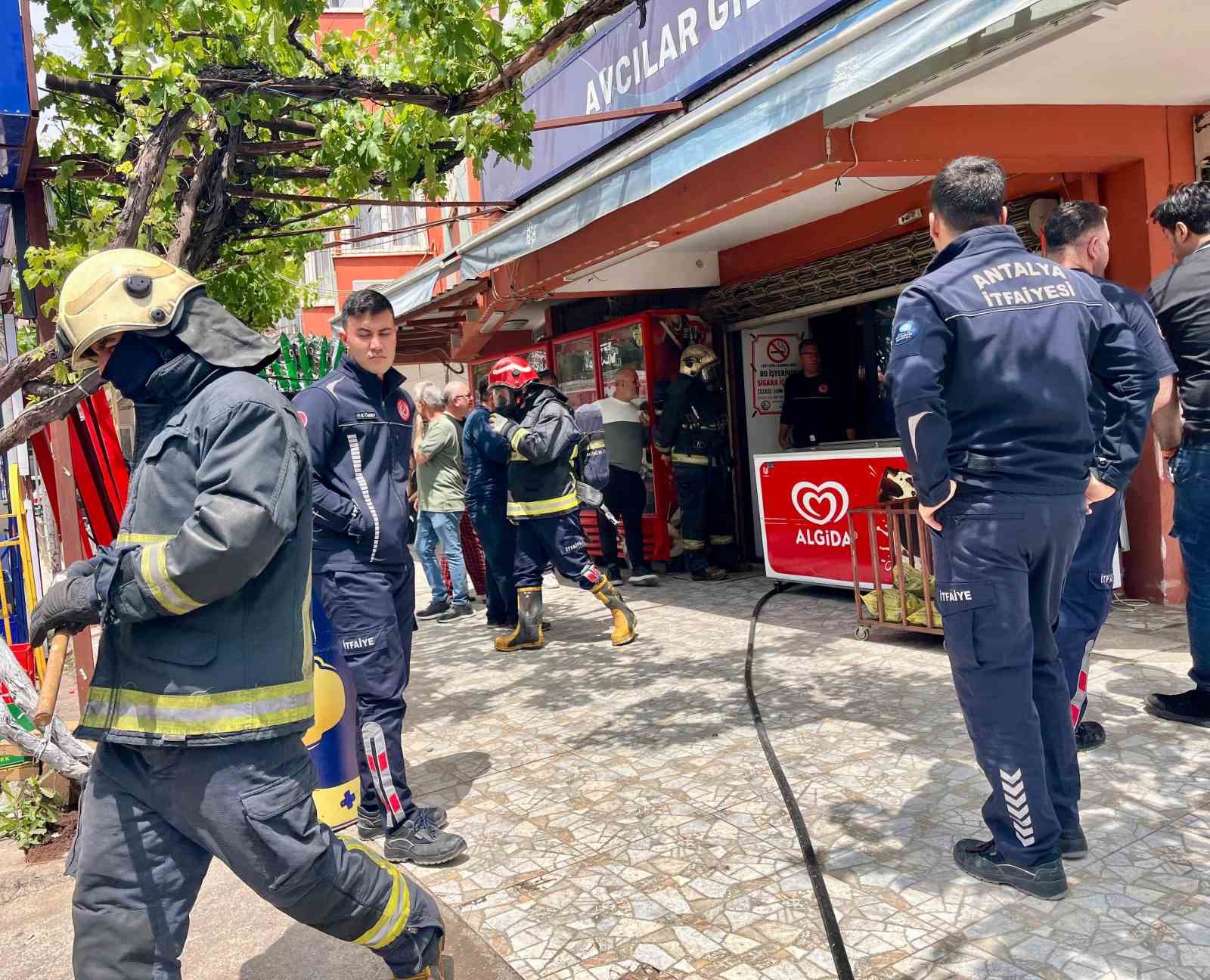 Antalya’da markette yangın korkusu