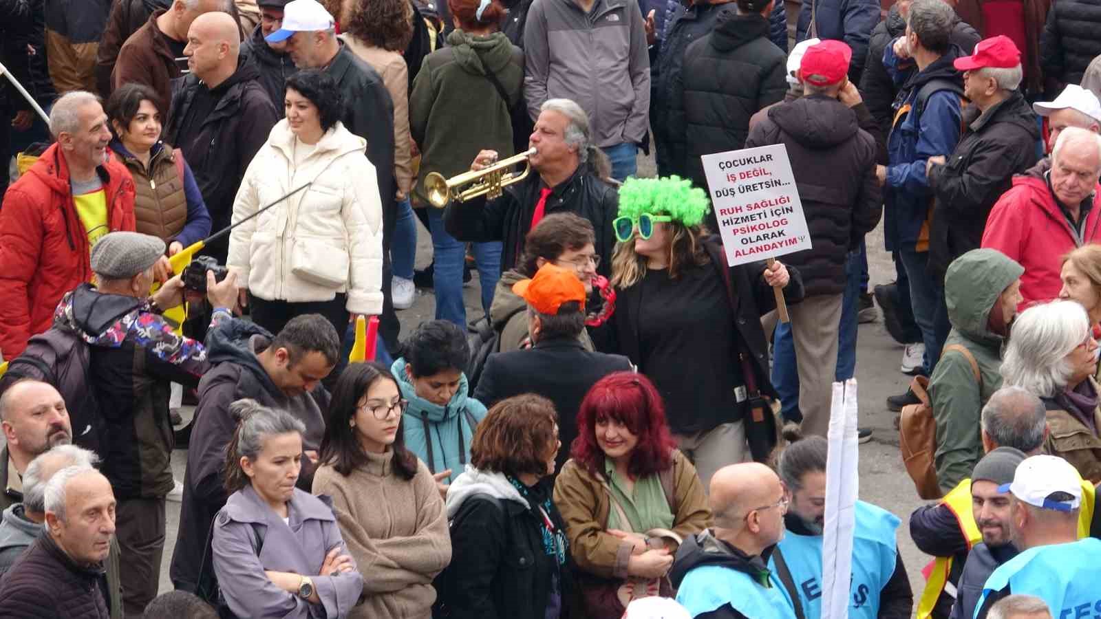 Zonguldak’ta işçiler 1 Mayıs kortejini demir kaynağı yaparken izledi