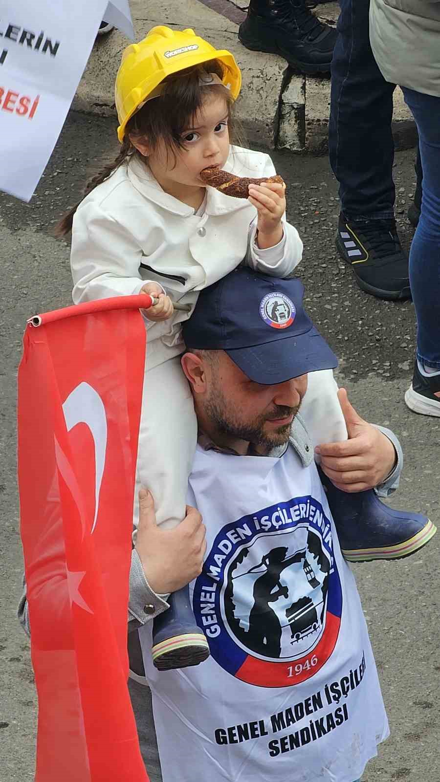 Zonguldak&rsquo;ta iş&ccedil;iler 1 Mayıs kortejini demir kaynağı yaparken izledi
