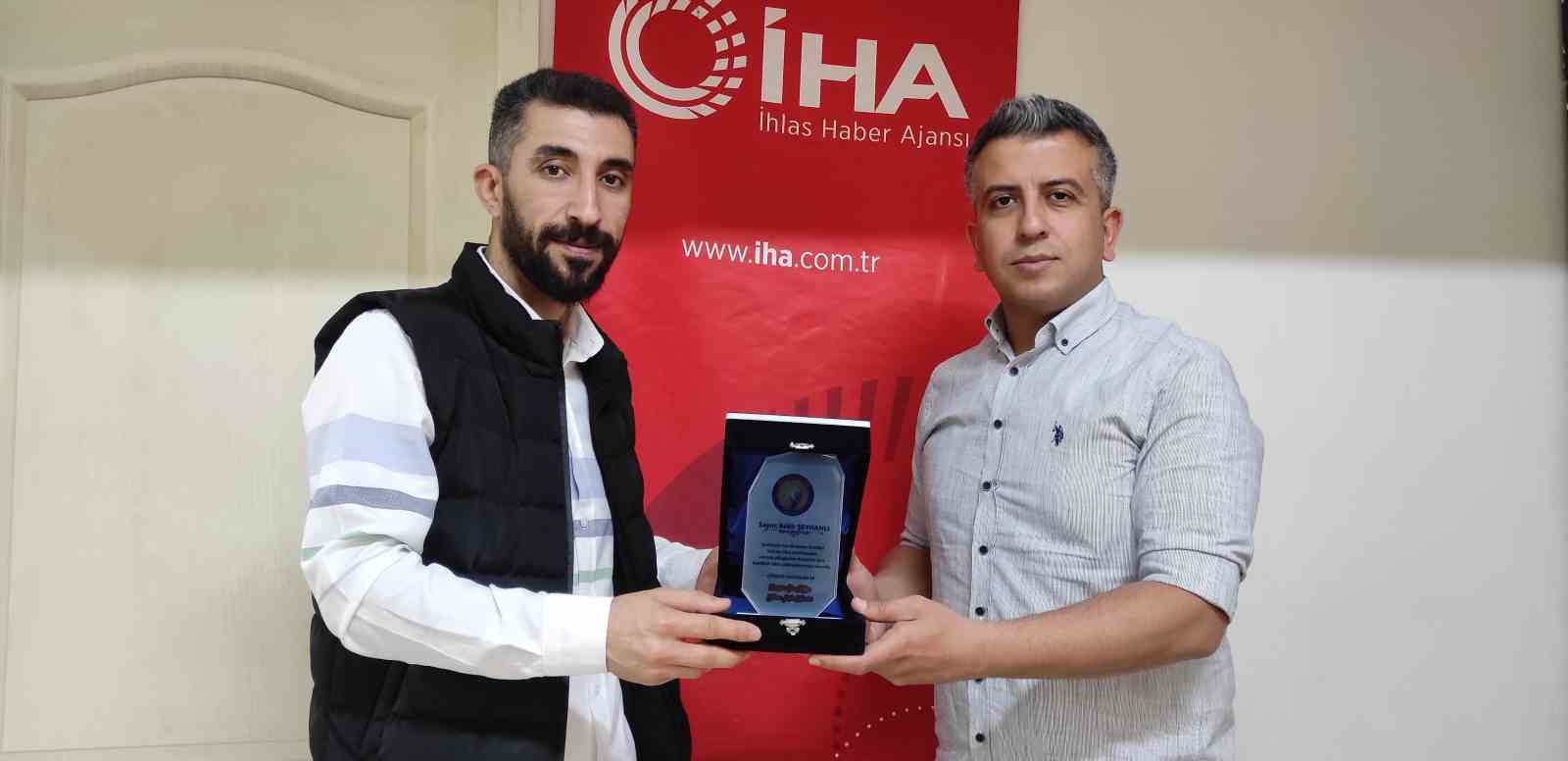 Güneşin Çocukları Spor Kulübü’nden İHA muhabirine plaket
