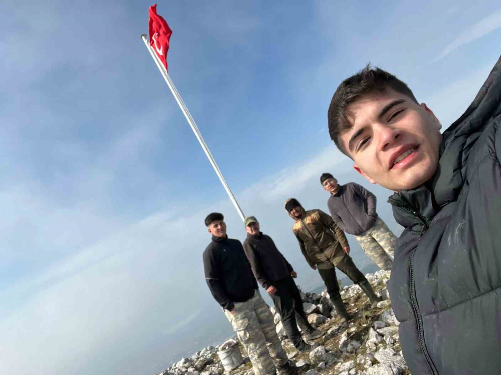 Soma’nın zirvesinde Türk bayrağını dalgalandırdılar