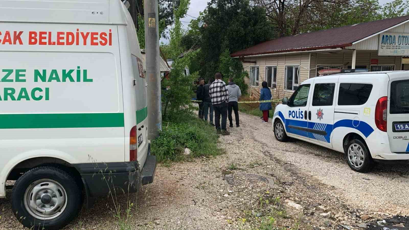 Burdur’da alzaymır hastası yaşlı kadın yol kenarında ölü bulundu