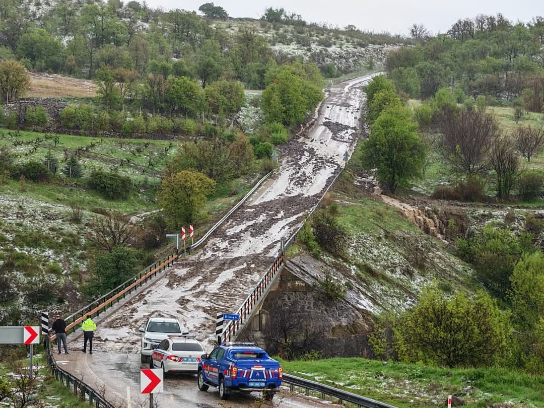 Ankara’da yoğun yağış çeşitli ilçelerde yaşamı olumsuz etkiliyor