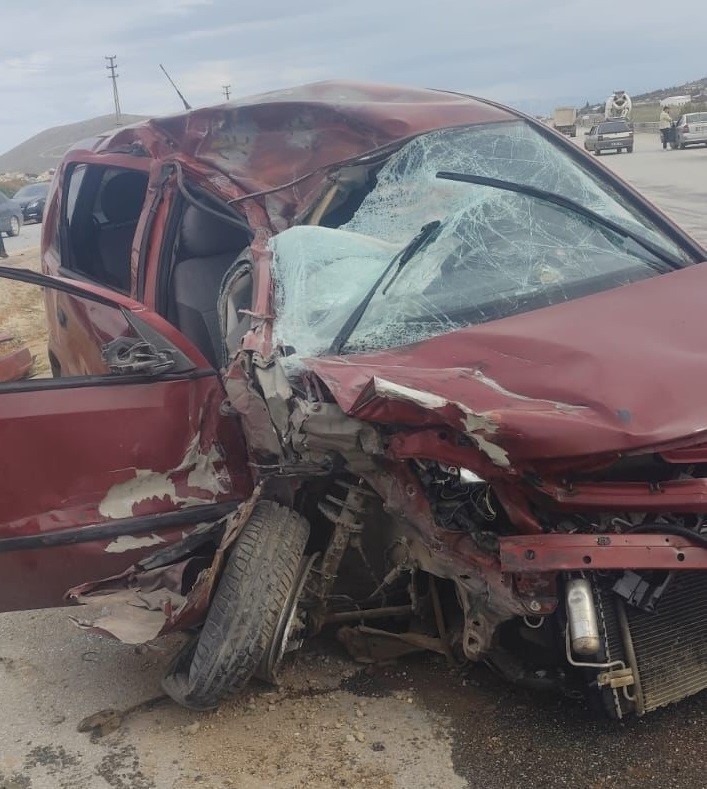 Otomobil, kamyonla &ccedil;arpıştı 14 yaşındaki s&uuml;r&uuml;c&uuml; hayatını kaybetti
